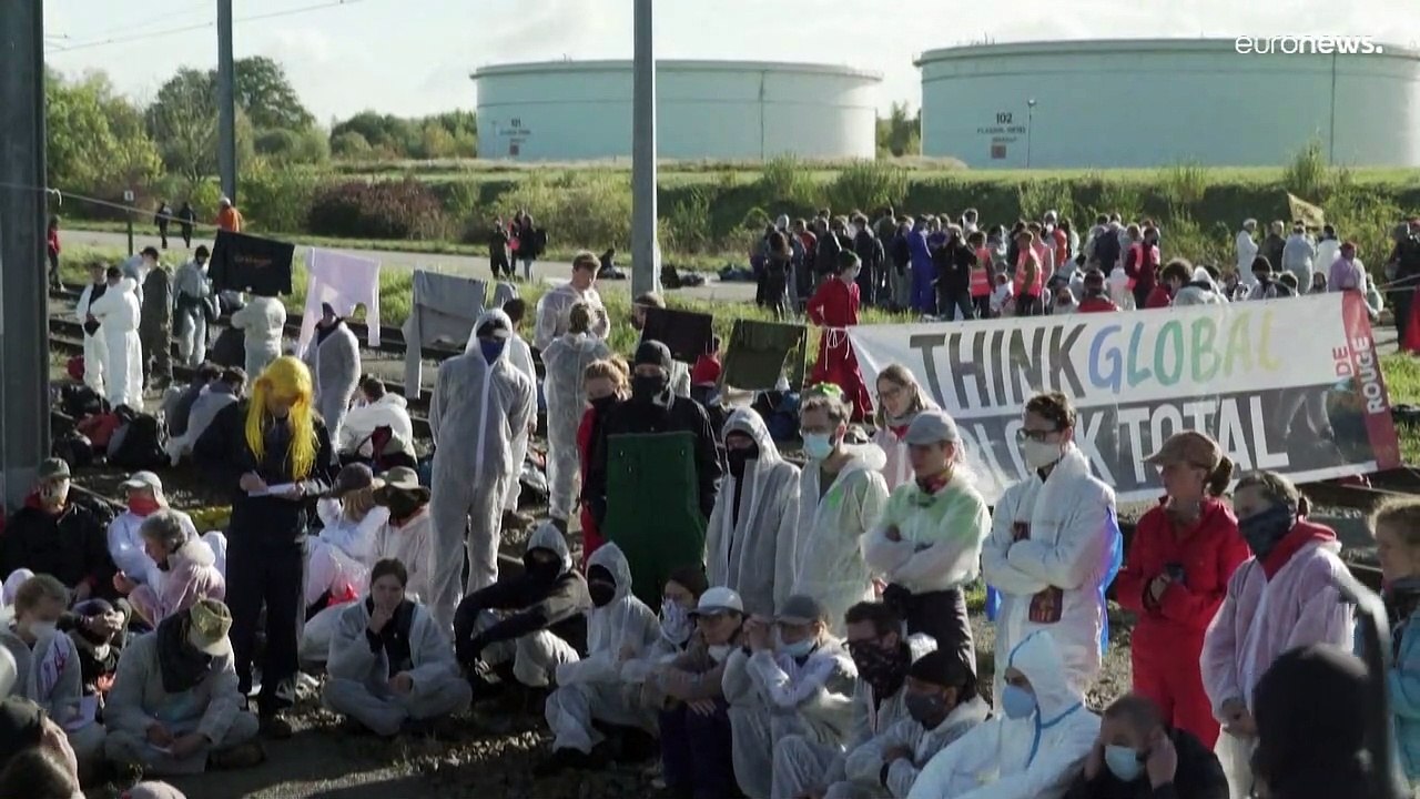 Klimaprotest für schnelleren Ausstieg aus Öl und Gas: 'Think Global - Stop Total'