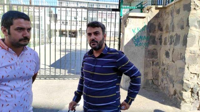 Sınava 1 dakika geç kalan aday dakikalarca dil döktü