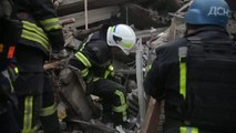 Un hombre queda atrapado entre los escombros causados por el último ataque en Zaporiyia