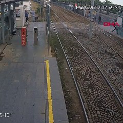 Tramvayın çarptığı genç ölümden döndü