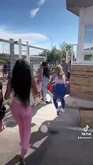 El disparatado reencuentro de una joven con su familia tras salir de la cárcel