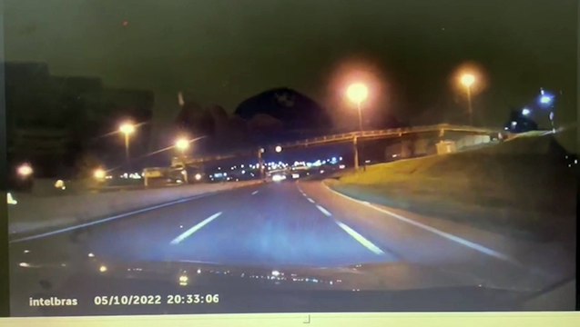 Câmera on board flagra cavalos soltos em rodovia no Bairro São Cristóvão