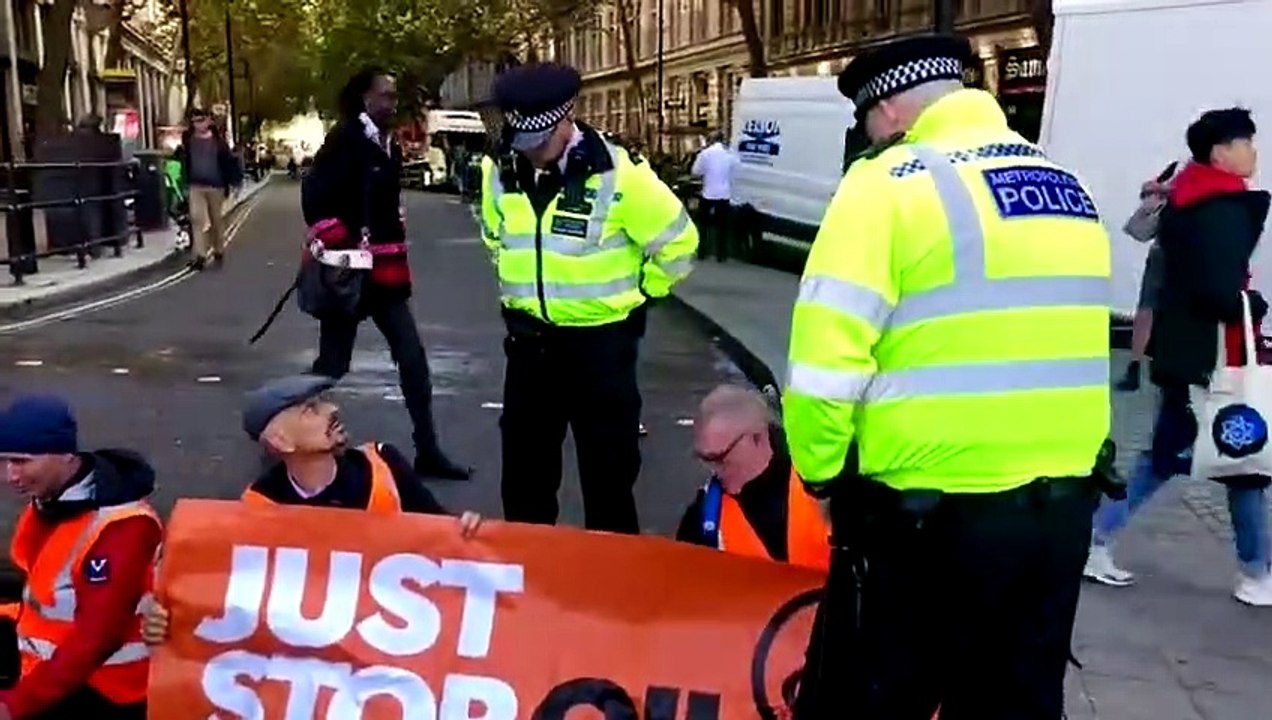 Just Stop Oil protesters block roads around Trafalgar Square. Credit: Just Stop Oil