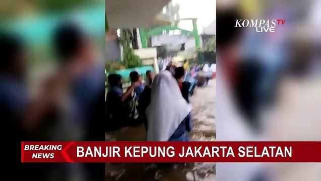 Detik-detik Siswa MTsN 19 Pondok Labu Menangis Pasca Tembok Sekolah Roboh Diterjang Banjir