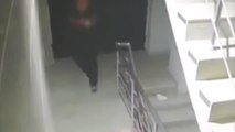Apartmanlardan ayakkabı çalan iki kişi güvenlik kamerasınca kaydedildi