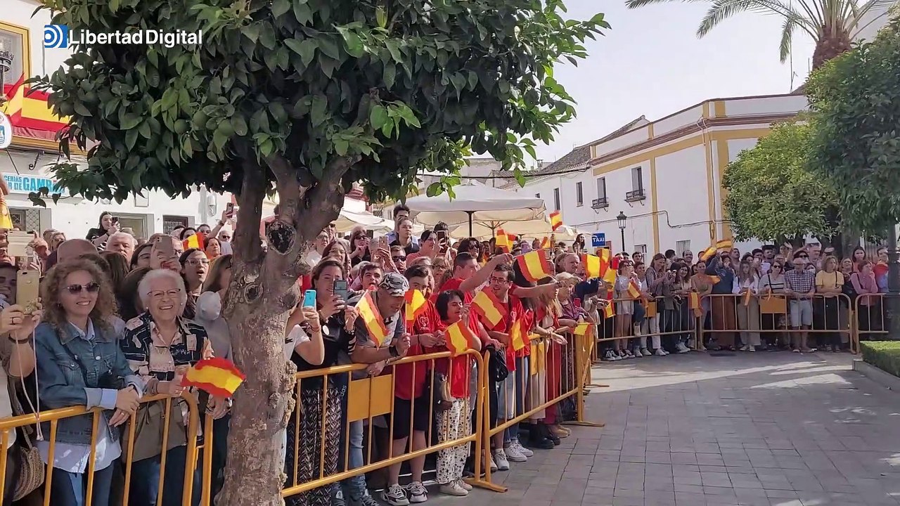 Lebrija recibe a Juanma Moreno entre vivas y aplausos: "¡Presidente, presidente!"