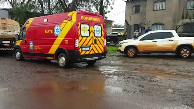 Jovem fica ferido após colisão entre carro e moto no Bairro Cataratas