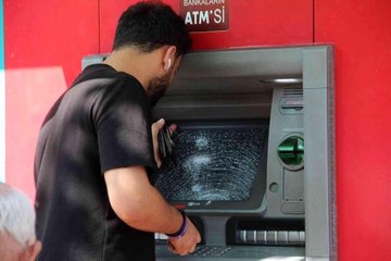 Para çekmeye gelenler ATM'lerin parçalanmış camlarıyla karşılaştı