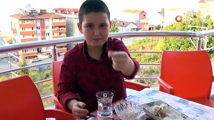 Leblebi gibi sarımsak yiyen çocuğun babası: Cebinde sarımsaksız gezmez, diğer çocuklar babalarından çikolata ister, benim oğlum sarımsak istiyor!