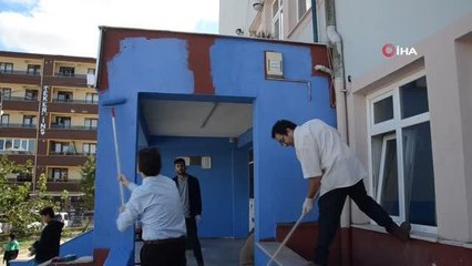 Okulu öğretmenler ve okul yöneticileri boyadı