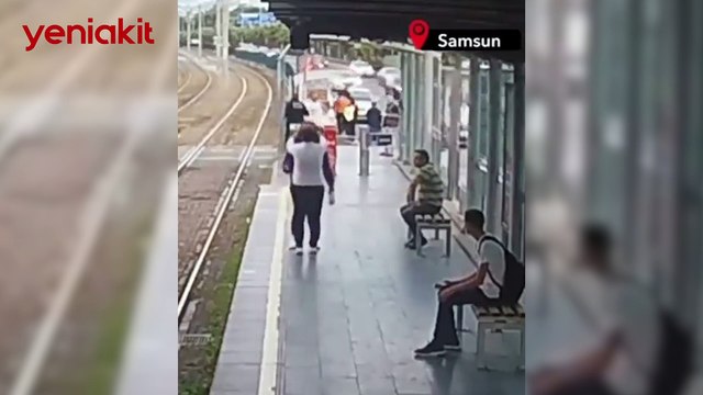 Kulağında kulaklıkla müzik dinlerken fark etmediği tramvay çarptı!