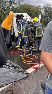 Bombeiros atendem acidente grave com vítimas encarceradas em Arapongas