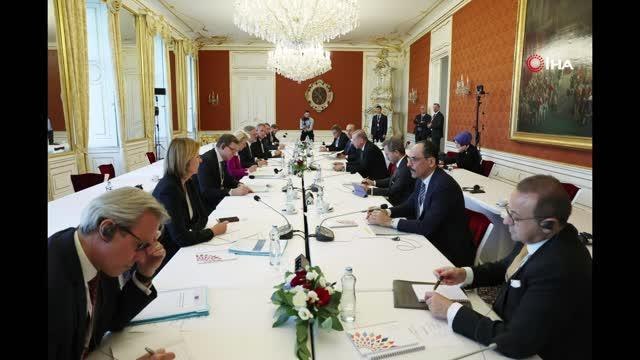 Cumhurbaşkanı Erdoğan, Ermenistan Başbakanı Paşinyan ile bir araya geldiTürkiye-Ermenistan arasında 13 yıl sonra liderler düzeyinde ilk görüşme