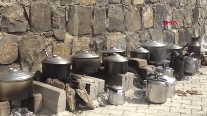 ŞIRNAK'TA 3 ASIRLIK GELENEK; MEZARLIKTA BİR ARAYA GELİP, YEMEK YİYOR, DUA EDİYORLAR