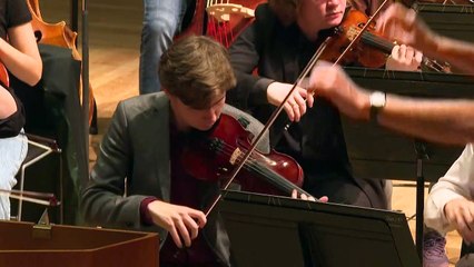 أوركسترا كييف السيمفونية أحيت حفلة في باريس وبدأت جولة أوروبية