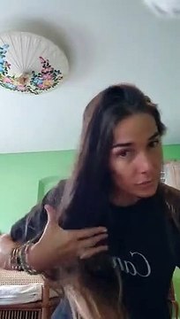 Juana Viale se cortó las puntas del pelo en solidaridad con las mujeres iraníes