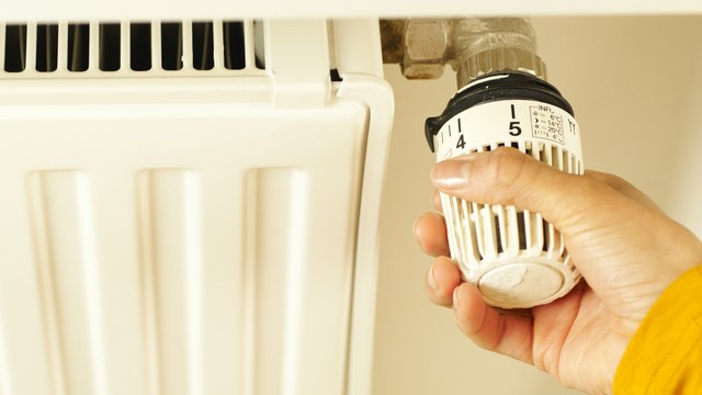 Éclairage, chauffage, covoiturage... ce qu'il faut retenir du plan sobriété énergétique du gouvernement