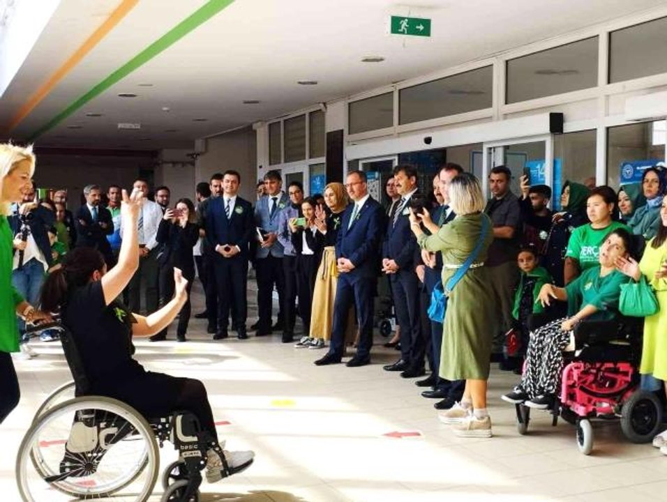 Bakan Kasapoğlu serebral palsili öğrencileri ziyaret etti
