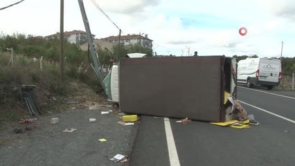 Arnavutköy'de elektrik direğine çarpan kamyonet devrildi