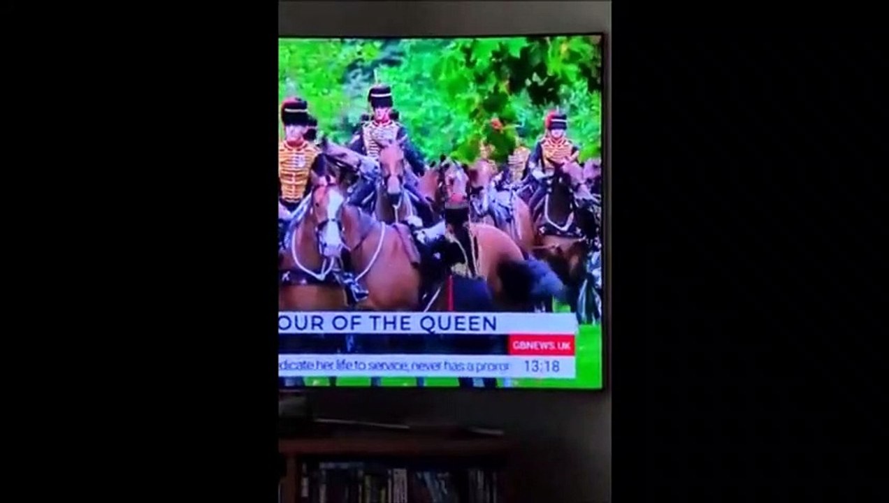 Cette cavalière anglaise à beaucoup de mal à monter à cheval