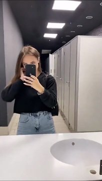 Faire une vidéo selfie dans les toilettes publiques... pas terrible pour le son