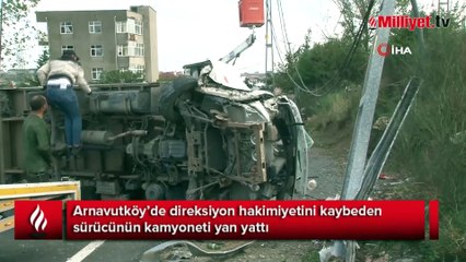 Arnavutköy’de elektrik direğine çarpan kamyonet devrildi