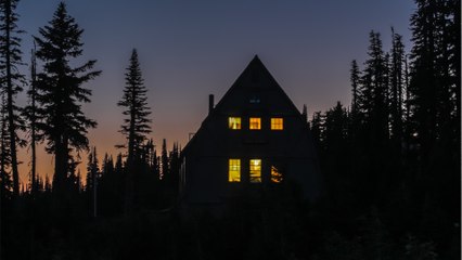 Ils s’endorment tranquillement dans leur chambre, mais se réveillent en découvrant trois cadavres