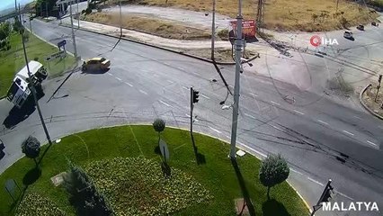 Kontrolsüz şerit değiştiren kamyona taksi çarptı... O anlar kamerada