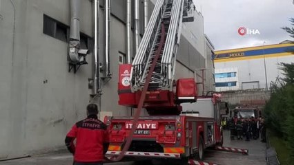 Fabrikanın bacasında çıkan yangın paniğe neden oldu