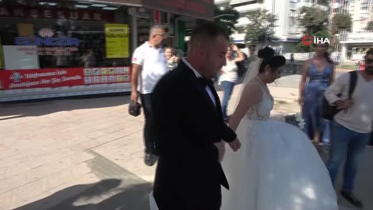 Hayalini gerçekleştirdi, kullandığı otobüs gelin arabası oldu