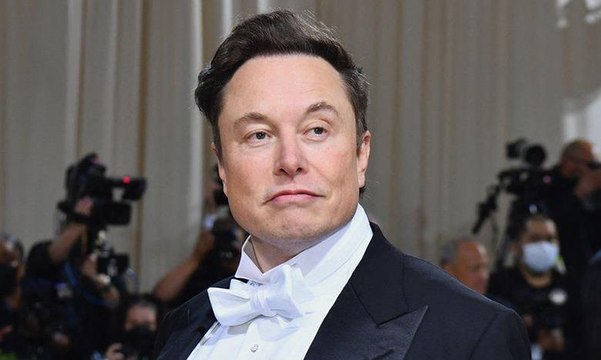 إيلون ماسك يعلن أنه لن يشتري مانشستر يونايتد