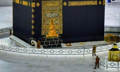 كسوة الكعبة المشرفة كانت ملونة قبل أن يتم اعتماد اللون الأسود