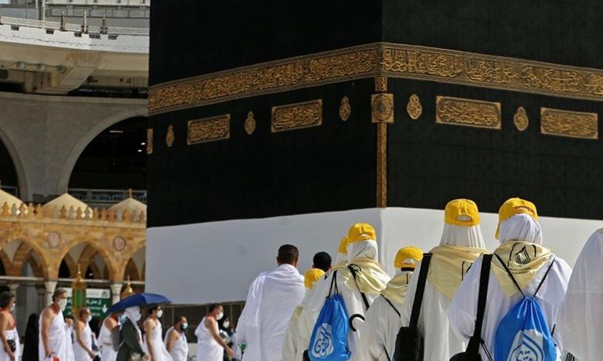 الحجاج ملزمون بارتداء الكمامة وبإجراء فحص مخبري باليوم الرابع بعد العودة إلى الدولة