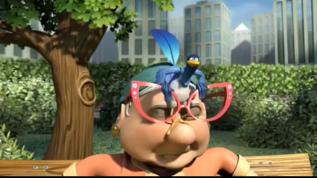 Este pajarraco aprovecha que una señora mayor toma una siesta en un banco de la plaza, y trata de conseguir algunas cosas que son de la señora mayor mientras ella duerme placidamente en el banco, lo logra en un comienzo hasta que la señora mayor se despie