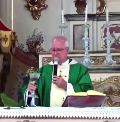 Maritaca 'invade' missa e tenta beber o vinho do padre durante celebração da eucaristia