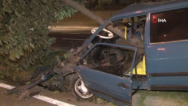 Son dakika haber... Küçükçekmece'de kontrolden çıkan otomobil ağaca saplandı: 3 yaralı