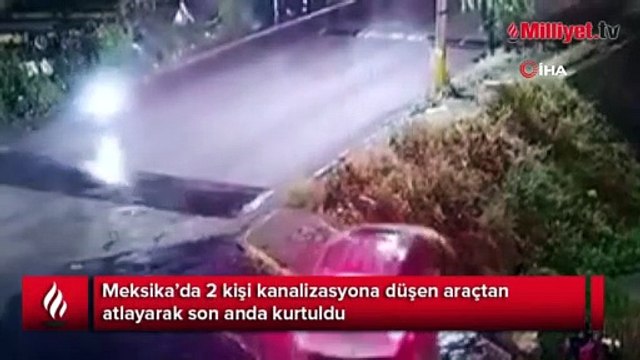 Meksika'da kanalizasyona düşen araçtan son anda kurtuldular