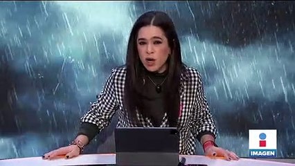 Camioneta cae a canal de aguas negras en Chicoloapan, Edoméx