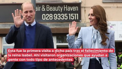 ¡El azul les sienta bien! William y Kate visitan Irlanda del Norte con atuendos combinados