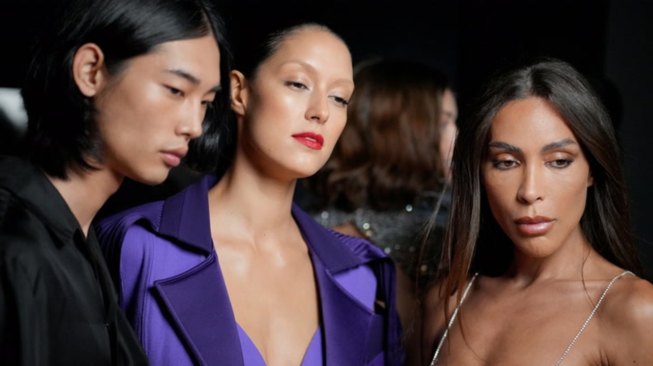 Rebecca Mir auf der Pariser Fashion Week - doch sie sieht ganz anders aus