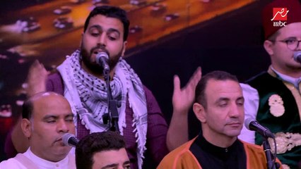بدموع حاول حبسها بلا جدوى.. أنشودة حبيبي محمد طبيبي محمد تلامس القلوب في ذكرى المولد النبوي