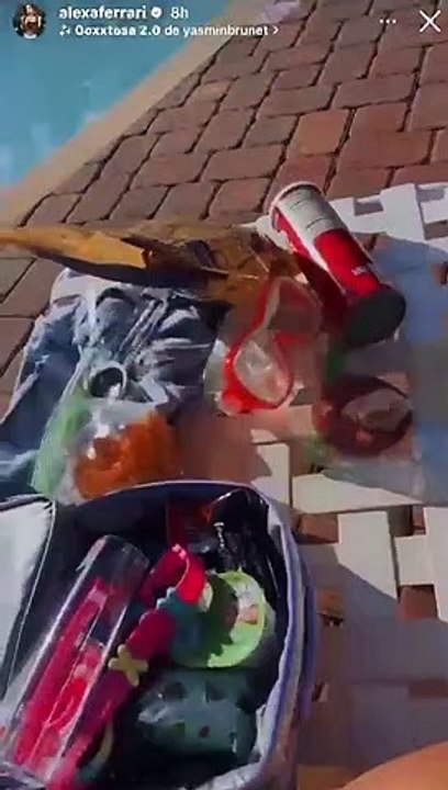 ¡Una madre muy sexy! Alexa Ferrari presume sus curvas durante vacaciones junto a su hijo