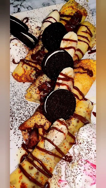 French crepe with banana, nutella and ice cream....Crêpe française à la banane, au nutella et à la crème glacée