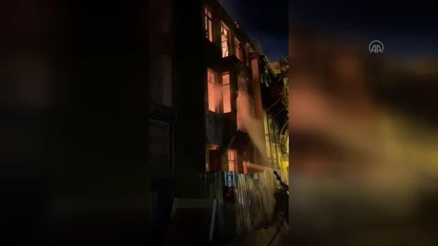 Son dakika haber! Fatih'te metruk binada çıkan yangın söndürüldü