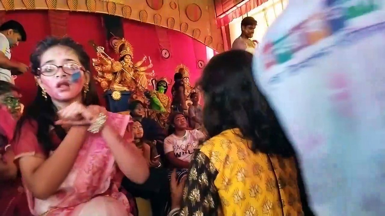 বিজয় দশমীতে বৌদিদের চমৎকার সিঁদুর খেলার সেরা নাচ