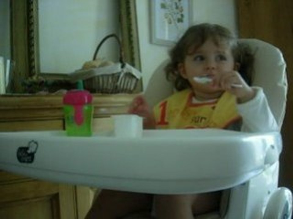 Clementine mange ses petits suisses