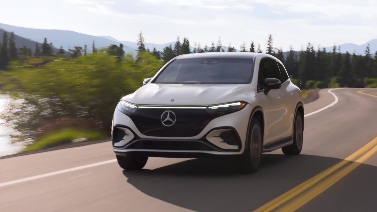 The new Mercedes-Benz EQS SUV 580 4MATIC in Diamond White Driving Video