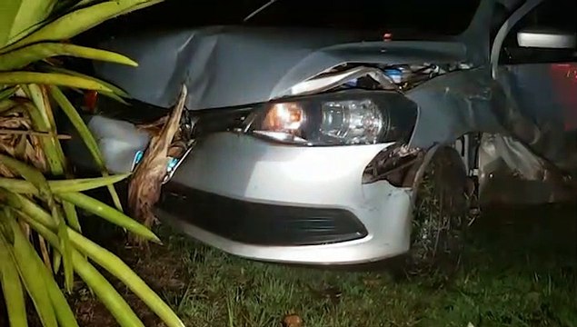 Colisão entre dois carros deixa mãe e filho feridos, no Bairro Floresta