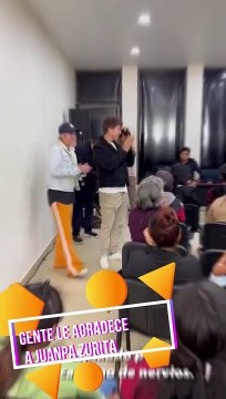 GENTE AGRADECE EL APOYO A JUANPA ZURITA POR EL APOYO EN EL TERREMOTO