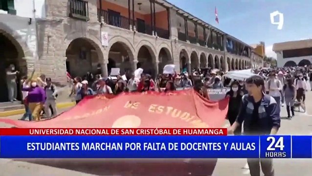 Estudiantes de la universidad San Cristóbal de Huamanga protestan por falta de aulas y docentes